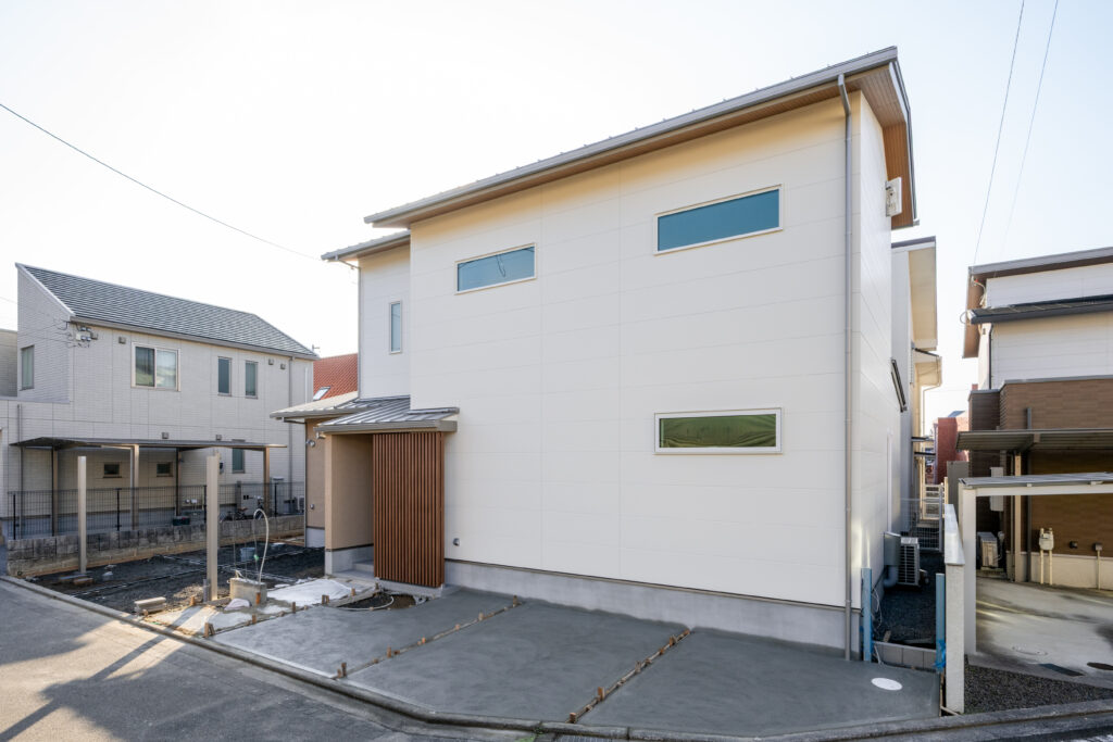 【松山市 注文住宅】グレーキッチンが主役の白と木目が調和する家