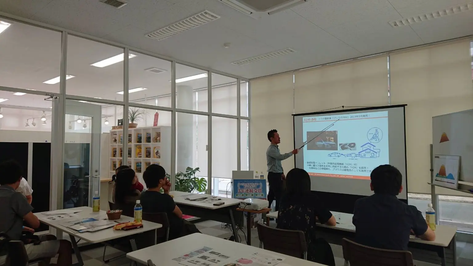 スクリーンを使った、えひめ住販のいえづくりカフェの様子